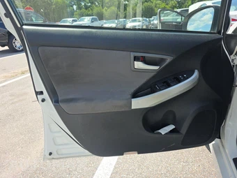 2015 Toyota Prius Two – miniatura 9