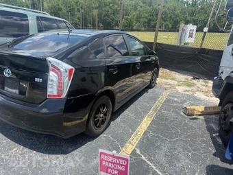 2015 Toyota Prius Two – miniatura 3