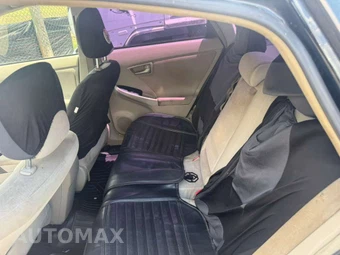 2015 Toyota Prius Two – miniatura 6