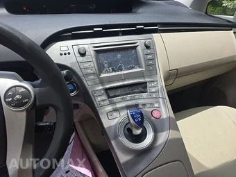 2015 Toyota Prius Two – miniatura 11