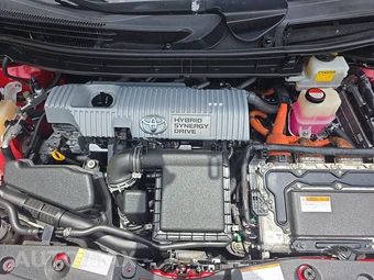 2015 Toyota Prius Two – miniatura 15
