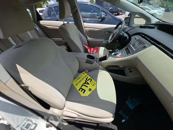 2015 Toyota Prius Two - miniatura 18