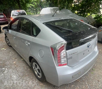 2015 Toyota Prius Two - miniatura 8
