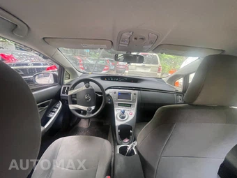 2015 Toyota Prius Two - miniatura 9