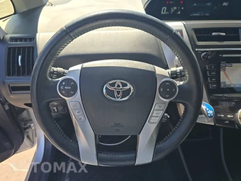 2015 Toyota Prius v Five – miniatura 10