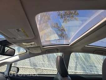 2015 Toyota Prius v Five – miniatura 20