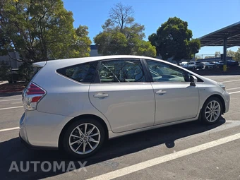 2015 Toyota Prius v Five – miniatura 4