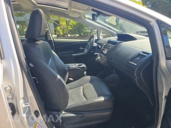2015 Toyota Prius v Five – miniatura 8