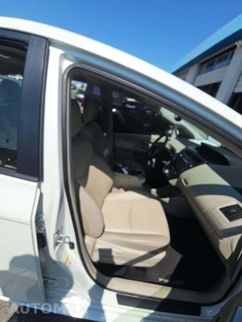 2015 Toyota Prius v Five – miniatura 18