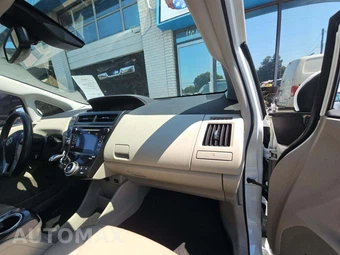 2015 Toyota Prius v Five – miniatura 19