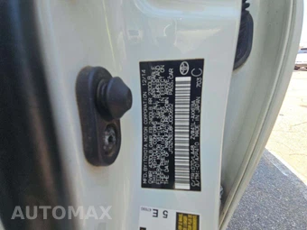 2015 Toyota Prius v Five – miniatura 5