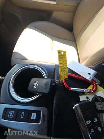 2015 Toyota Prius v Five – miniatura 8