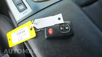 2015 Toyota Prius v Five - miniatura 20