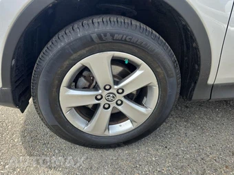 2015 Toyota RAV4 XLE – miniatura 8