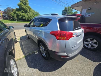 2015 Toyota RAV4 XLE – miniatura 2