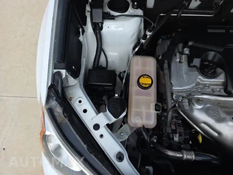 2015 Toyota RAV4 XLE – miniatura 32