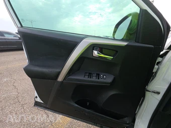 2015 Toyota RAV4 XLE – miniatura 9