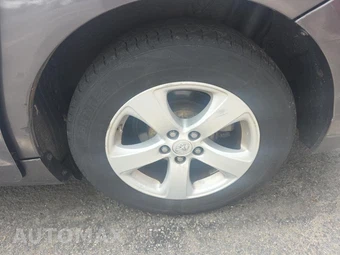 2015 Toyota Sienna LE 8-Passenger 119.3" WB - miniatura 11