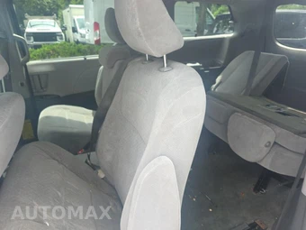 2015 Toyota Sienna LE 8-Passenger 119.3" WB - miniatura 16