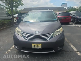 2015 Toyota Sienna LE 8-Passenger 119.3" WB - miniatura 2