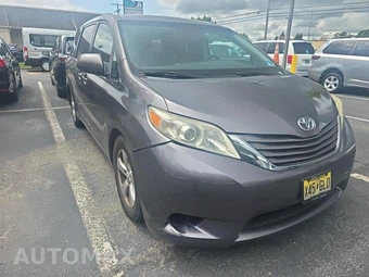 2015 Toyota Sienna LE 8-Passenger 119.3" WB - miniatura 3
