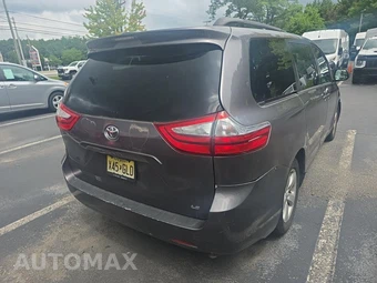 2015 Toyota Sienna LE 8-Passenger 119.3" WB - miniatura 4