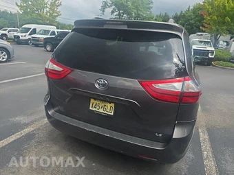 2015 Toyota Sienna LE 8-Passenger 119.3" WB - miniatura 5