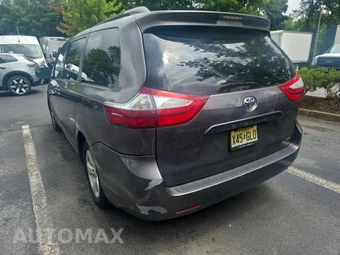 2015 Toyota Sienna LE 8-Passenger 119.3" WB - miniatura 6