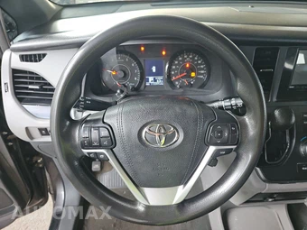 2015 Toyota Sienna LE 8-Passenger 119.3" WB - miniatura 10