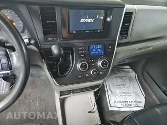 2015 Toyota Sienna LE 8-Passenger 119.3" WB - miniatura 11
