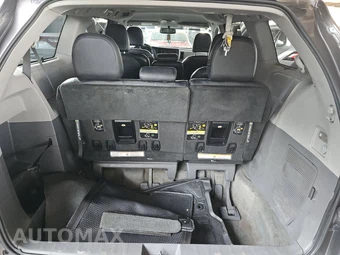 2015 Toyota Sienna LE 8-Passenger 119.3" WB - miniatura 17