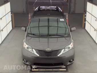 2015 Toyota Sienna LE 8-Passenger 119.3" WB - miniatura 2