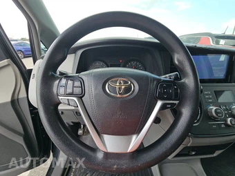 2015 Toyota Sienna LE 8-Passenger 119.3" WB - miniatura 16