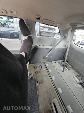 2015 Toyota Sienna LE 8-Passenger 119.3" WB - miniatura 20