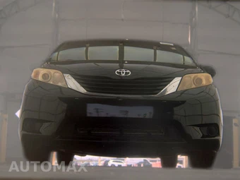 2015 Toyota Sienna LE 8-Passenger 119.3" WB - miniatura 3