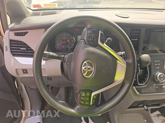 2015 Toyota Sienna LE 8-Passenger 119.3" WB – miniatura 10