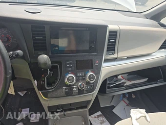 2015 Toyota Sienna LE 8-Passenger 119.3" WB – miniatura 11