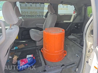 2015 Toyota Sienna LE 8-Passenger 119.3" WB – miniatura 13
