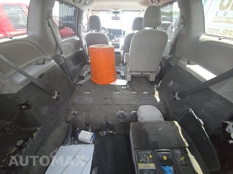 2015 Toyota Sienna LE 8-Passenger 119.3" WB – miniatura 17