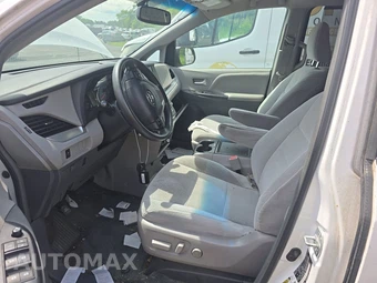 2015 Toyota Sienna LE 8-Passenger 119.3" WB – miniatura 7