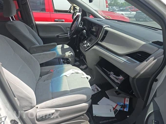 2015 Toyota Sienna LE 8-Passenger 119.3" WB – miniatura 8