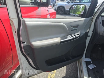 2015 Toyota Sienna LE 8-Passenger 119.3" WB – miniatura 9
