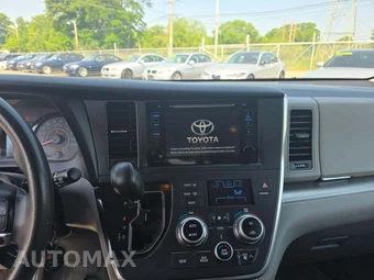 2015 Toyota Sienna LE 8-Passenger 119.3" WB - miniatura 10