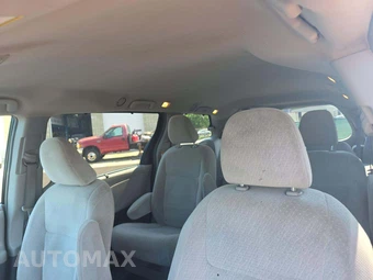 2015 Toyota Sienna LE 8-Passenger 119.3" WB - miniatura 11