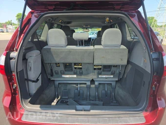 2015 Toyota Sienna LE 8-Passenger 119.3" WB - miniatura 15