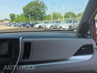 2015 Toyota Sienna LE 8-Passenger 119.3" WB - miniatura 20