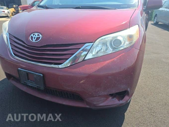 2015 Toyota Sienna LE 8-Passenger 119.3" WB - miniatura 24