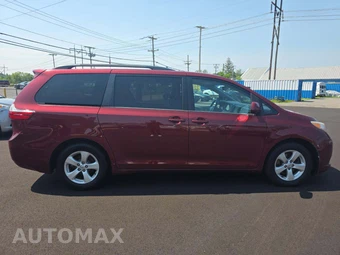 2015 Toyota Sienna LE 8-Passenger 119.3" WB - miniatura 4