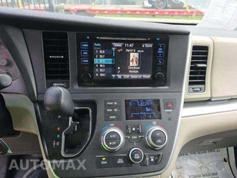 2015 Toyota Sienna LE 8-Passenger 119.3" WB - miniatura 11