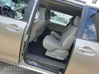 2015 Toyota Sienna LE 8-Passenger 119.3" WB - miniatura 14